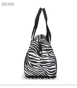 Vue latérale du grand sac de voyage zébré avec poche latérale à bouton-pression en métal