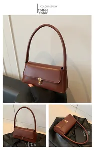 Détail du sac sous l'aisselle en cuir marron café avec fermoir doré et poignée élégante
