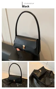 Détails du sac baguette en cuir noir avec fermoir doré élégant et fine bandoulière