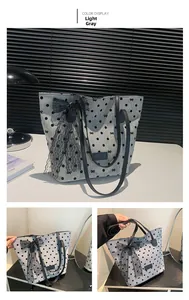 Détail du sac cabas gris clair à pois avec nœuds en dentelle noire et rubans