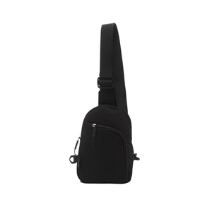 Sac de poitrine minimaliste en nylon noir avec bandoulière réglable et deux poches zippées