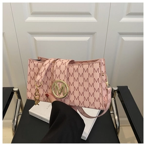 Détail du sac bandoulière rose avec imprimé M et boucle métallique dorée chic