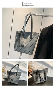 Détail du grand sac cabas gris foncé avec imprimés cœurs et nœud en dentelle noire