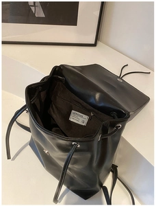 Innenansicht des schwarzen Lederrucksacks mit Kordelzug und praktischem Reißverschluss
