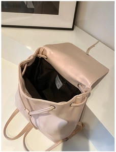 Innendetail des rosa Kunstleder Rucksacks mit Kordelzug und praktischer Innentasche