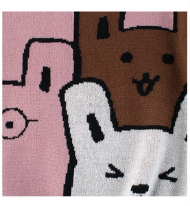 Detalle de jacquard de conejo rosa y marrón en un suave jersey de punto para bebé