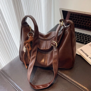 Bolso Tote de Mujer de Cuero PU Suave Retro Gran Capacidad Bolso de Axila Urbano Simple Versátil Bolso Bandolera Con Colgante de Borla