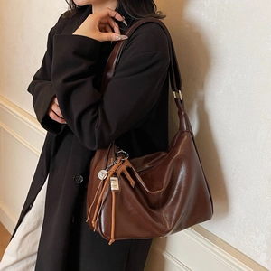 Bolso de hombro vintage de cuero marrón oscuro de gran capacidad para mujer urbana
