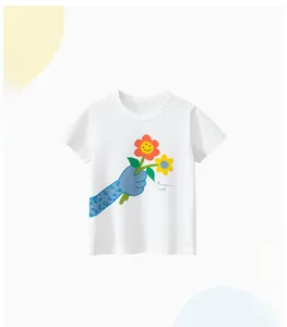 Détail d'un t-shirt blanc en coton avec main de léopard de dessin animé et fleurs