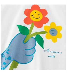 Détail de l'illustration florale et du texte Maintain a smile sur un T-shirt en coton blanc