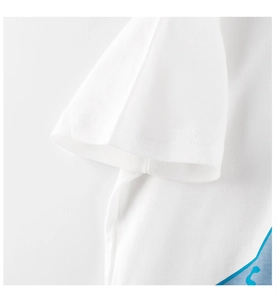 Détail de la double couture sur les manches du t-shirt d'été en coton blanc pour filles