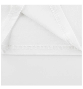 Gros plan des doubles coutures de qualité sur un t-shirt blanc en coton pour filles