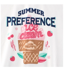 Détail de l'imprimé glace d'été sur un t-shirt en coton blanc pour les enfants
