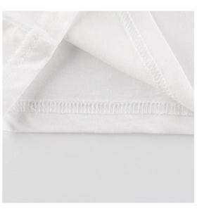 Gros plan détaillé de la double couture sur l'ourlet du t-shirt blanc en coton enfant