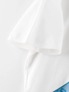Vue détaillée du revers de manche d'un t-shirt blanc en coton avec des coutures de qualité