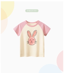 Détail des manches raglan et de l'imprimé lapin rose sur le t-shirt en coton pour fille