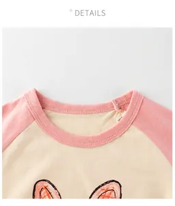 Détail des manches raglan et du col rond sur le t-shirt en coton pour filles