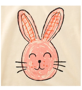Gros plan du joli imprimé lapin rose sur tissu en coton pour t-shirt d'été pour filles