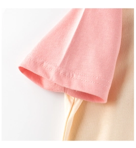 Détail des manches contrastées rose et beige avec couture de coton tricoté de qualité