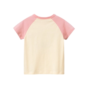 Détail de la manche raglan sur un t-shirt en coton pour enfant, tons rose et beige