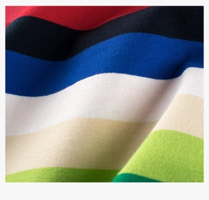 Vue macro d'un tissu en maille douce avec des rayures colorées sur un t-shirt enfant