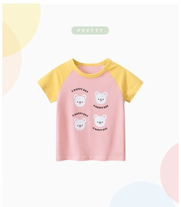 Detail von rosa-gelbem Raglan-Kinder-T-Shirt mit Cartoon-Bär-Print und Schriftzug