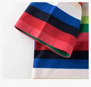 Détail d'un t-shirt rayé multicolore montrant les coutures renforcées du revers de manche