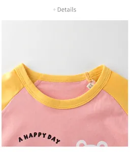 Nahaufnahme des Rundhalsausschnitts vom rosa-gelben Cartoon-Bär Kinder-T-Shirt