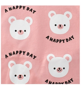 Detailaufnahme von rosa Baumwollstoff mit Cartoon-Bären und Happy-Day-Schriftzug