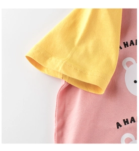 Nahaufnahme der rosa und gelben Raglanärmel und Bärenprint auf Kinder-T-Shirt