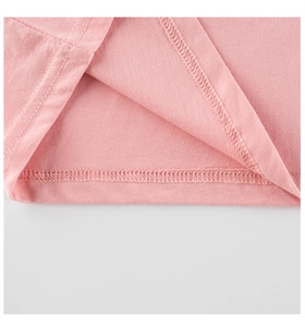 Makroansicht der professionellen Doppelnadelnaht auf dem rosa Baumwoll-T-Shirt für Kinder