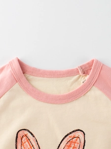 T-shirt fille avec motif lapin mignon, col côtelé rose et étiquette de taille