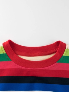 Gros plan d'un t-shirt rayé arc-en-ciel avec un col rond rouge robuste en coton doux