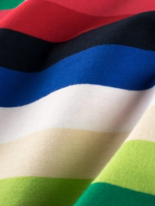 Vue macro du tissu en maille de coton à rayures colorées pour T-shirt enfant été