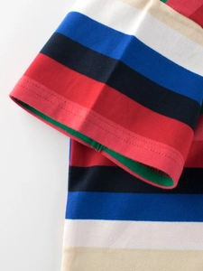 T-shirt en coton rayé coloré pour enfants montrant les coutures des manches et la maille