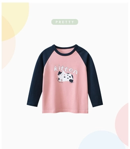 Dettaglio maglietta a maniche lunghe raglan per bambina con stampa gattino rosa
