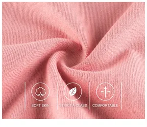 Dettaglio del tessuto in maglia rosa con texture in cotone morbido e traspirante