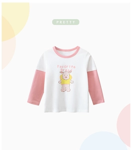 Détail d'un t-shirt à manches longues rose et blanc avec motif cochon de dessin animé