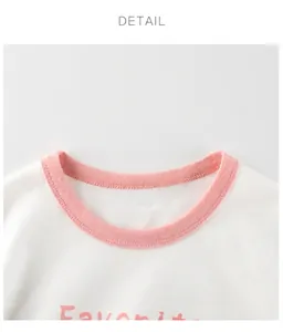 Détail du col rond rose côtelé et du tissu en coton doux sur t-shirt manches longues