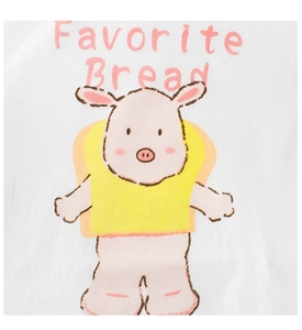 Détail de l'imprimé cochon rose et Favorite Bread sur un t-shirt blanc en coton pour enfant