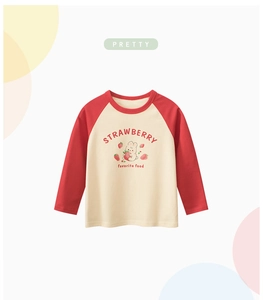 Détail du t-shirt à manches raglan en coton avec imprimé lapin fraise et texture douce