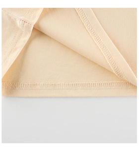 Détail de l'ourlet à double couture sur un t-shirt en tricot de coton abricot