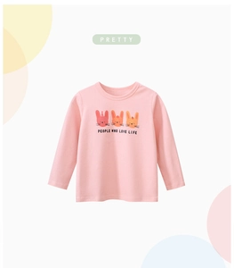 Détail d'un t-shirt rose en coton à manches longues avec lapins mignons et texte