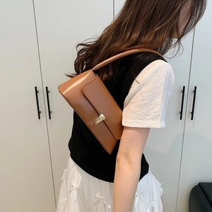 Sac baguette vintage en cuir marron pour femme avec boucle métallique dorée