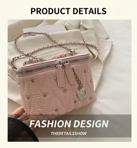 Dettaglio della borsa rosa trapuntata con fibbia di strass e ciondolo a forma di rosa