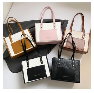 Vue à plat de plusieurs sacs cabas à carreaux de différentes couleurs sur un blazer