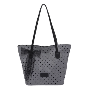 Grand sac cabas en toile grise avec imprimés cœurs noirs et nœud décoratif en dentelle