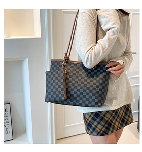 Detail der bedruckten Tragetasche im Set mit passender Tasche und braunen Trägern