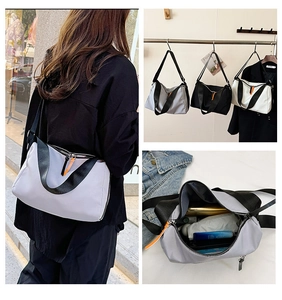 Détail montrant la grande capacité intérieure du sac polochon en nylon pour le quotidien