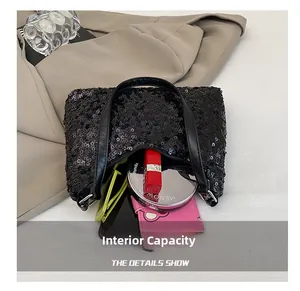 Vue détaillée de la capacité du sac à paillettes avec téléphone et cosmétiques